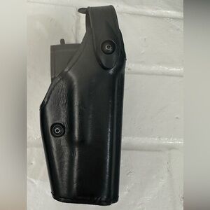Safariland Glock 17/22 Black Leather Level 2 Holster